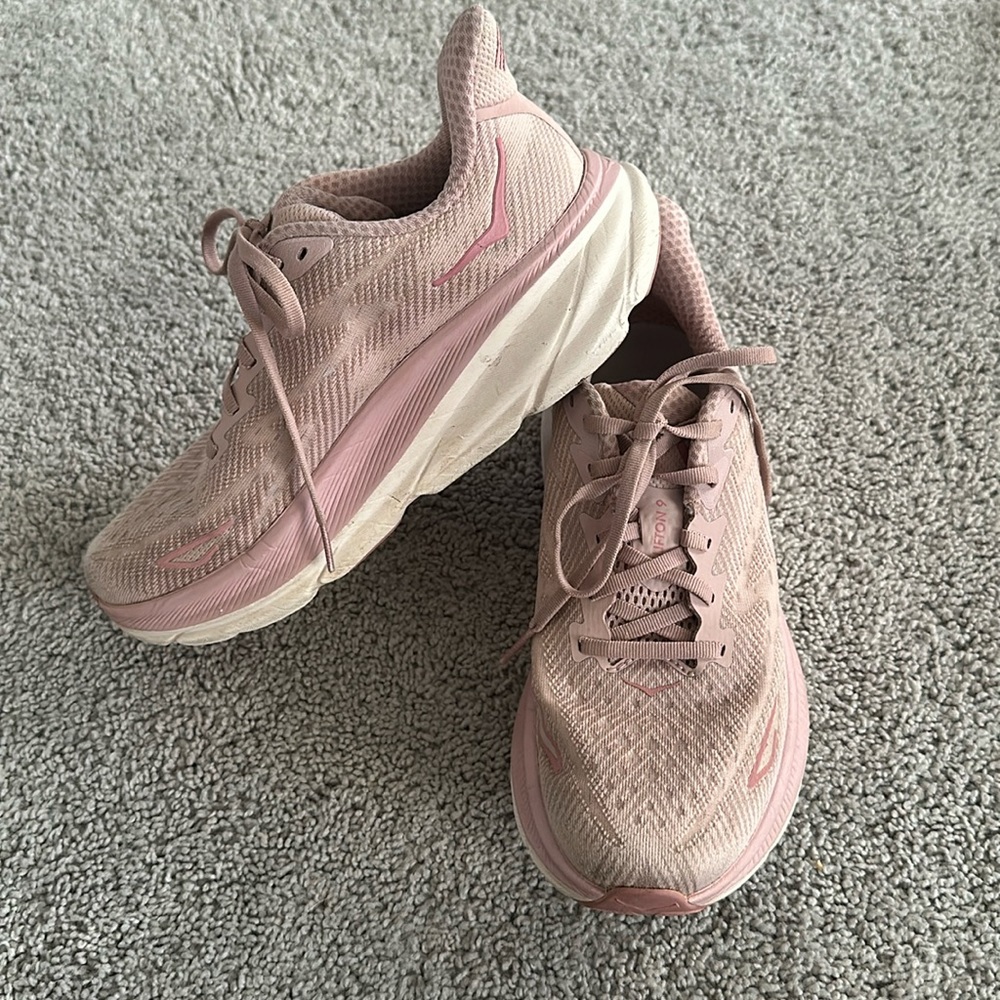 Hoka Clifton 9 size 8 mauve/peach whip
